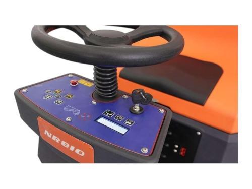 Поломоечная машина самоходная NOBLELIFT NR810 с сиденьем оператора